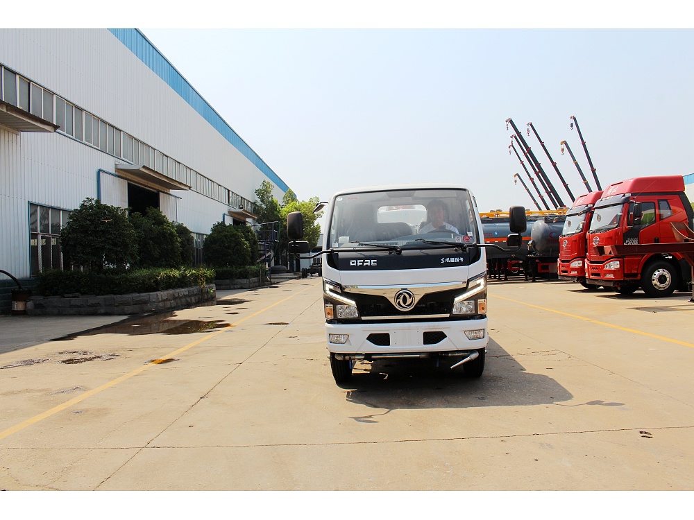 東風(fēng)小多利卡抑塵灑水車5立方/30-40米霧炮