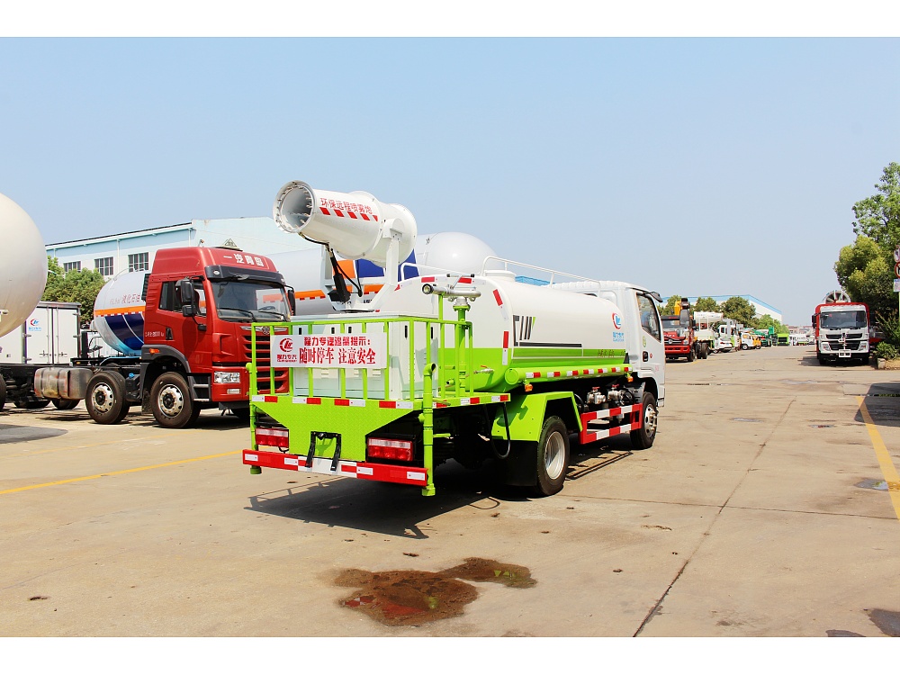 東風(fēng)小多利卡抑塵灑水車5立方/30-40米霧炮