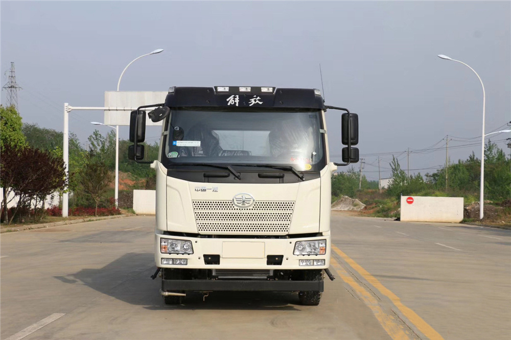 解放J6/13立方灑水車