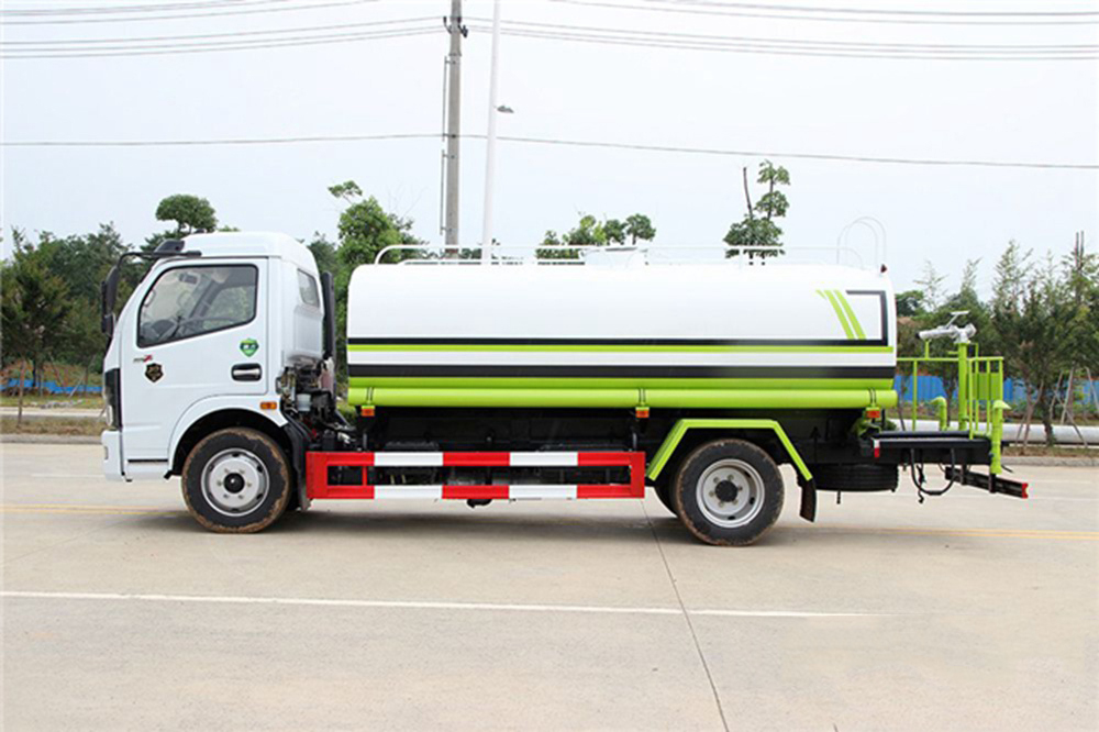 東風D7/9立方灑水車