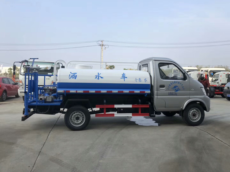 北汽昌河2立方藍(lán)牌汽油版灑水車(chē)