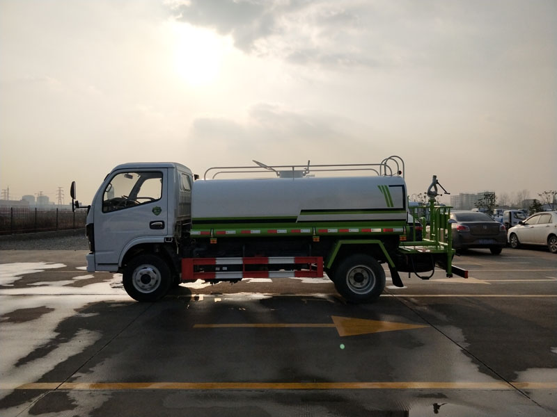 東風(fēng)5立方灑水車