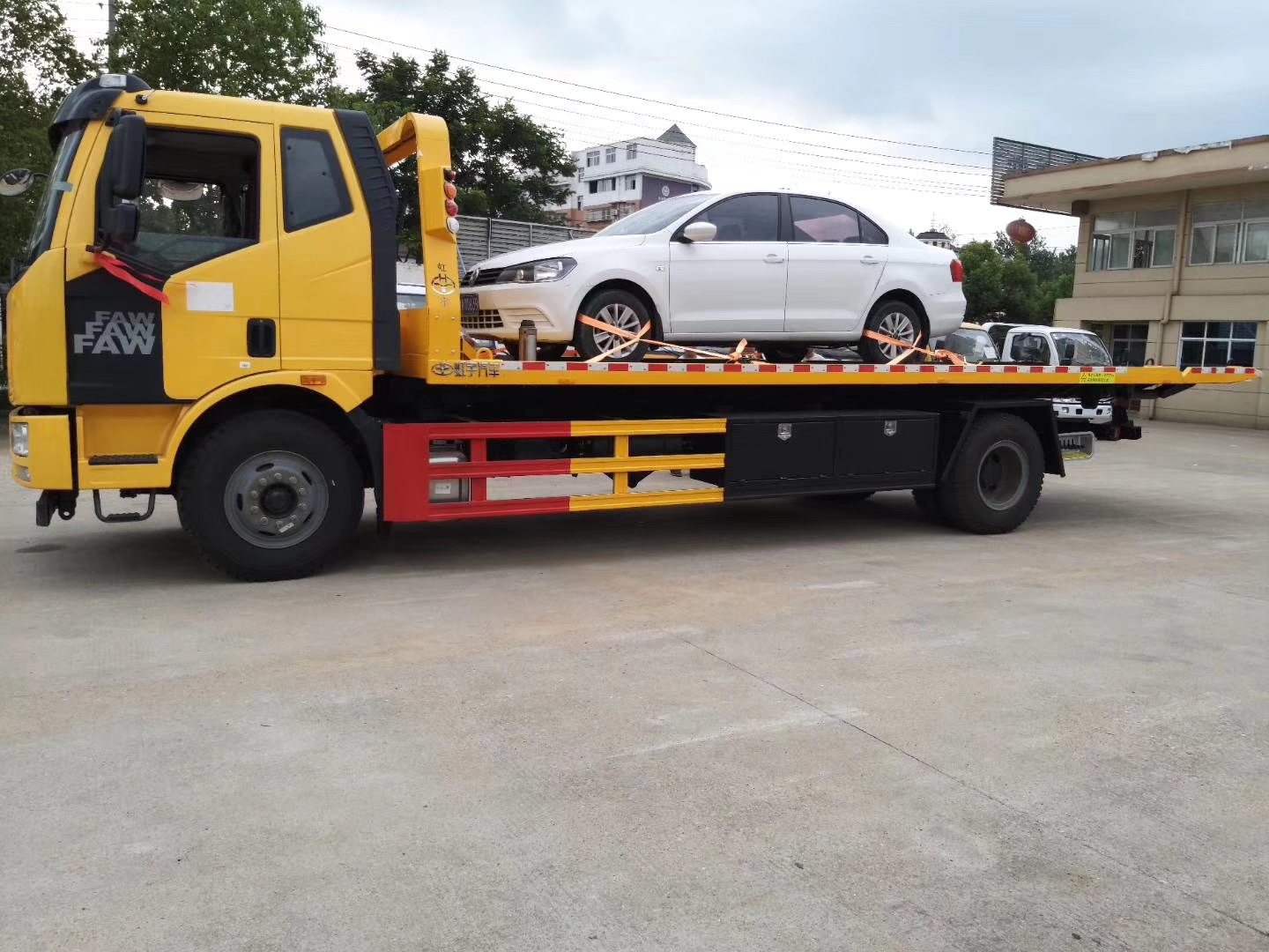 解放J6駕駛室5800軸距大平板清障車