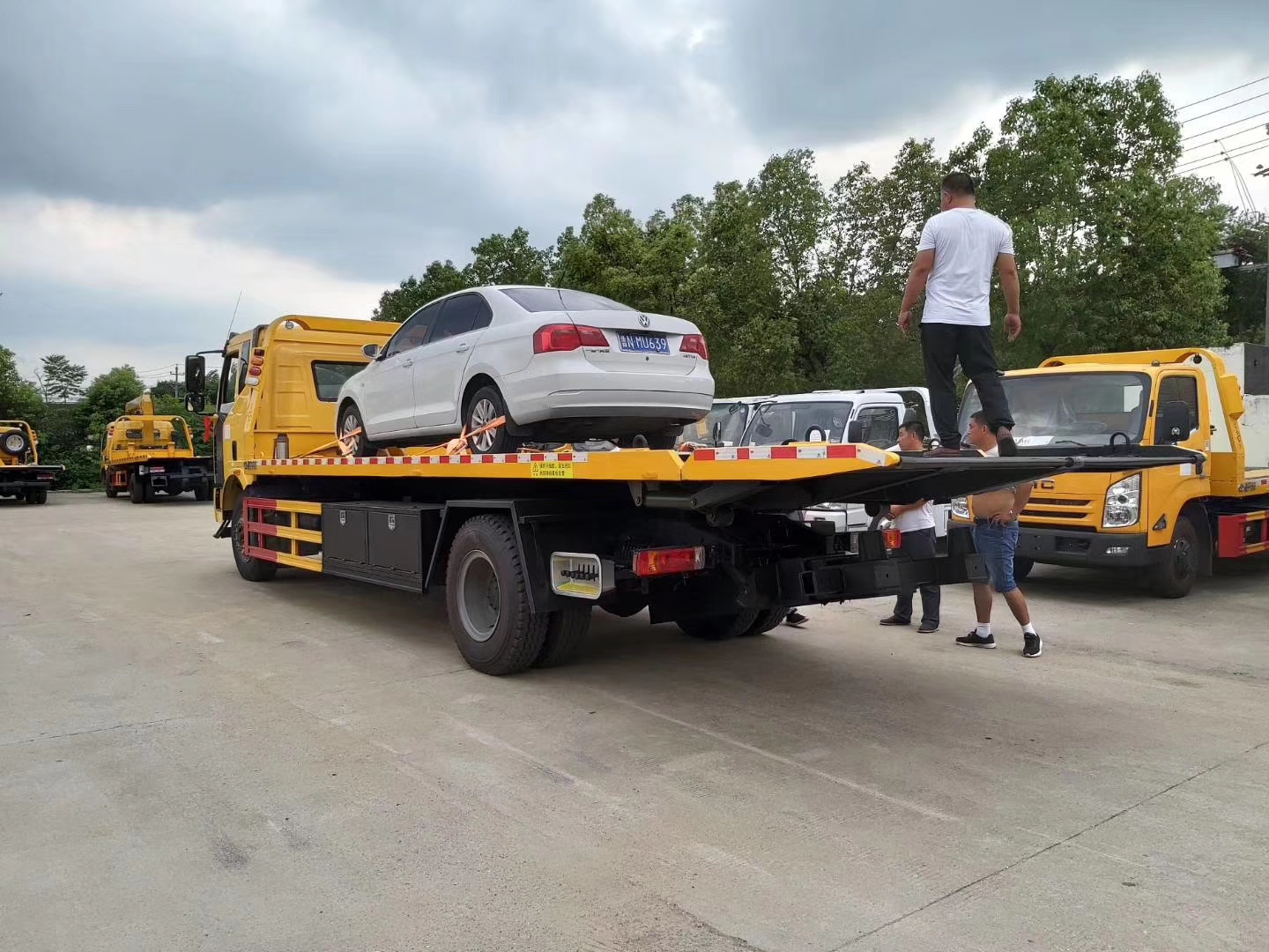 解放J6駕駛室5800軸距大平板清障車