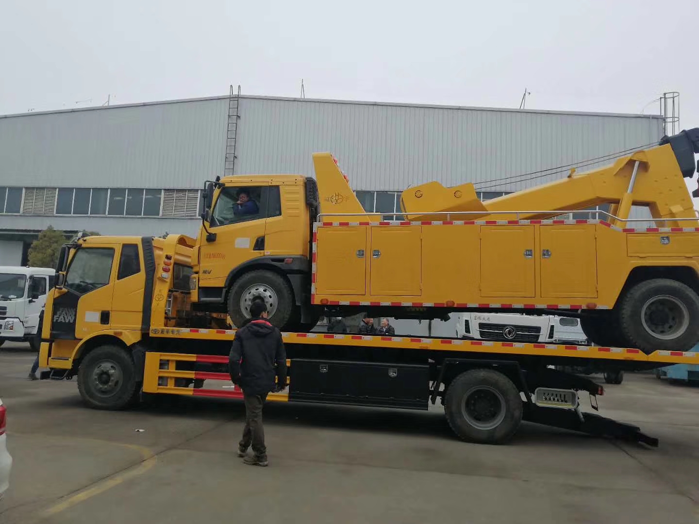 解放J6駕駛室5800軸距大平板清障車