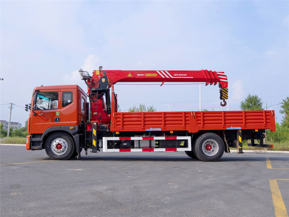 東風多利卡D9排半單橋三一8噸4節臂隨車吊