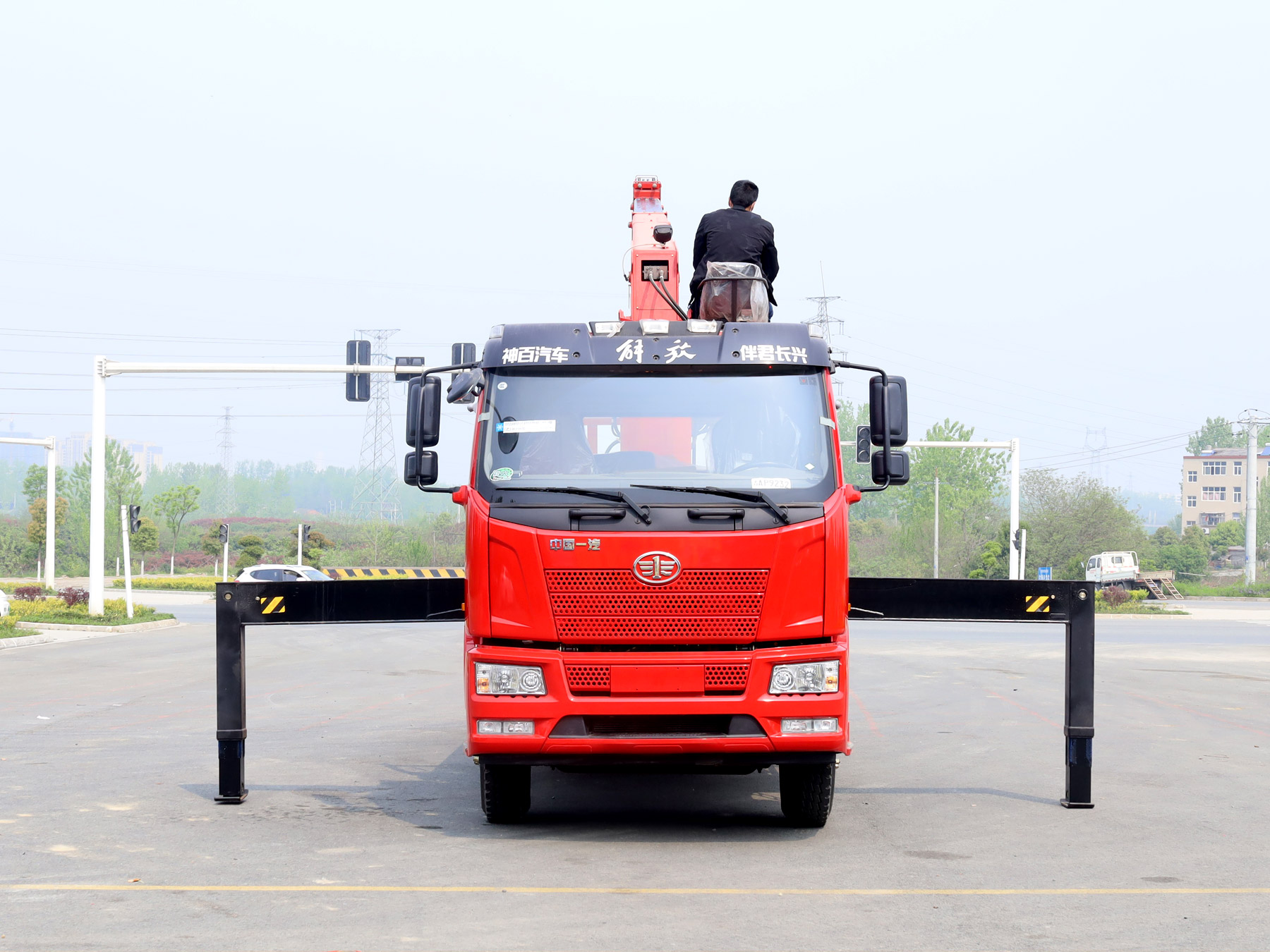 解放J6L單排駕駛室三一8噸直臂式吊機隨車吊