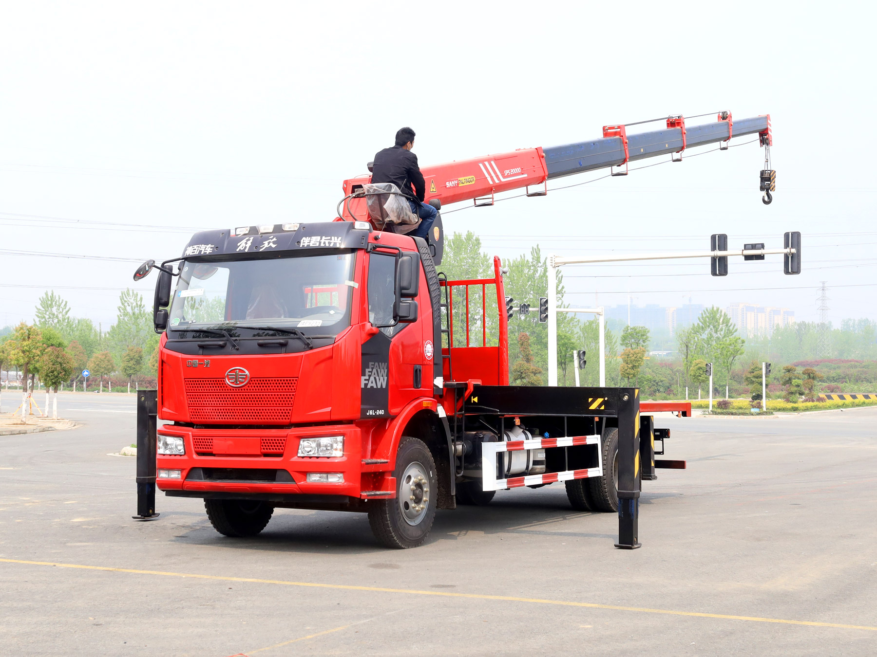 解放J6L單排駕駛室三一8噸直臂式吊機隨車吊