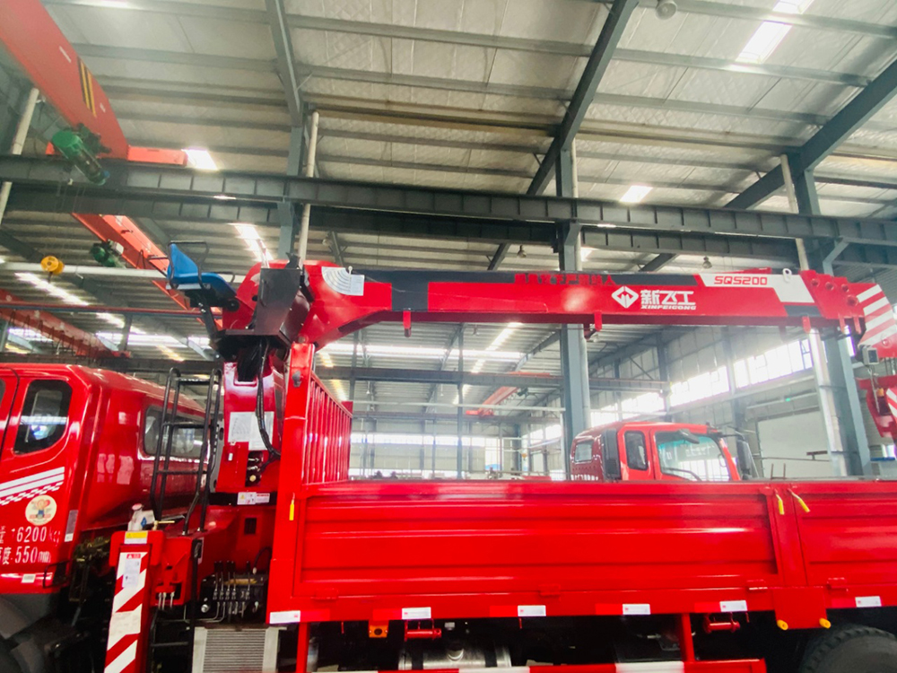 東風DV3新飛工8噸四節直臂吊機隨車吊