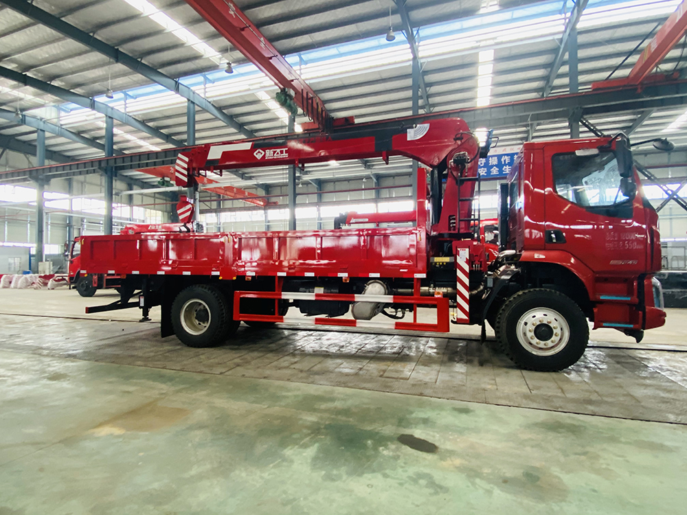 東風柳汽乘龍單橋新飛工8噸四節直臂吊機隨車吊