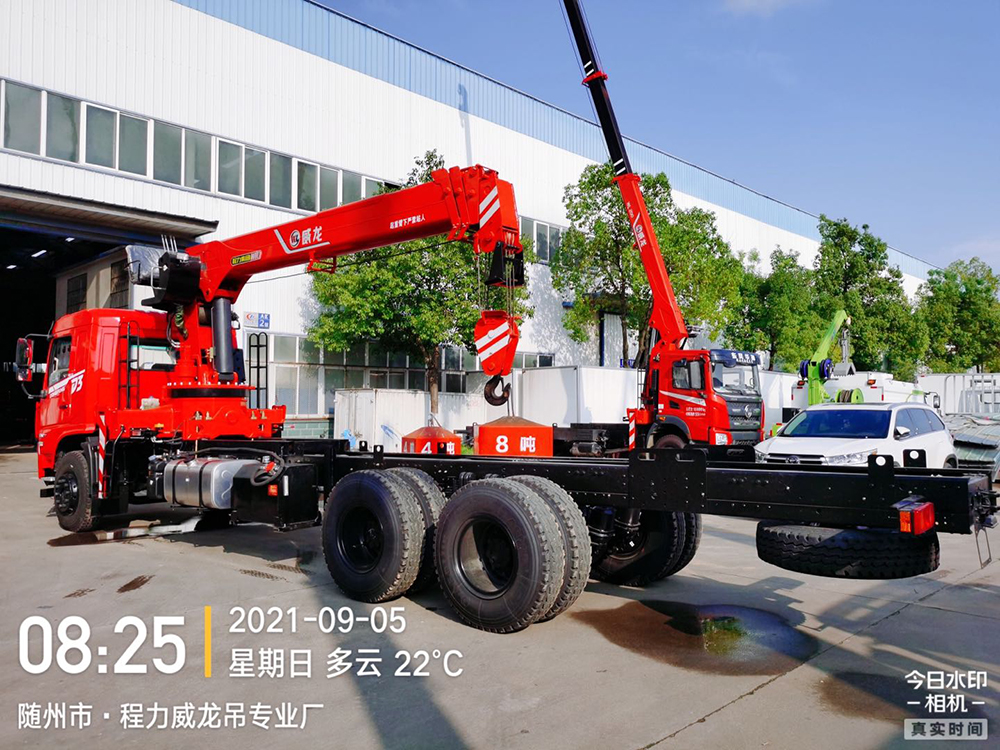 東風暢行D3后雙橋威龍12噸4節臂吊機