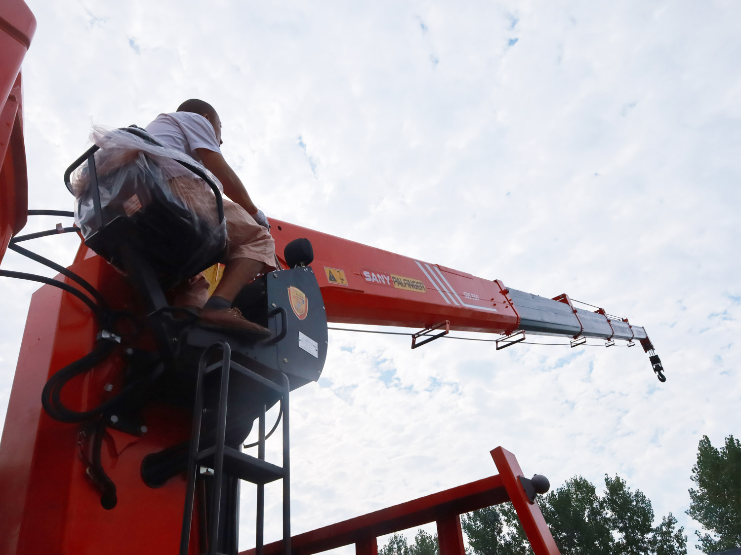 東風暢行D7前四后八/三一14噸直臂式吊機隨車吊