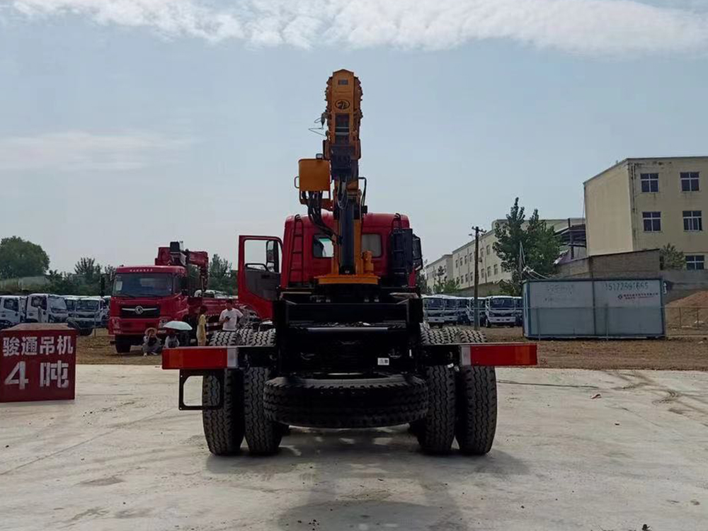 東風暢行D7前四后八駿通14噸5節(jié)臂吊機