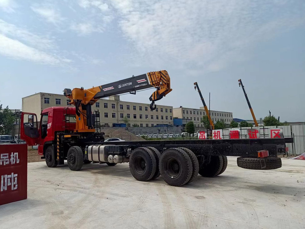 東風暢行D7前四后八駿通14噸5節(jié)臂吊機