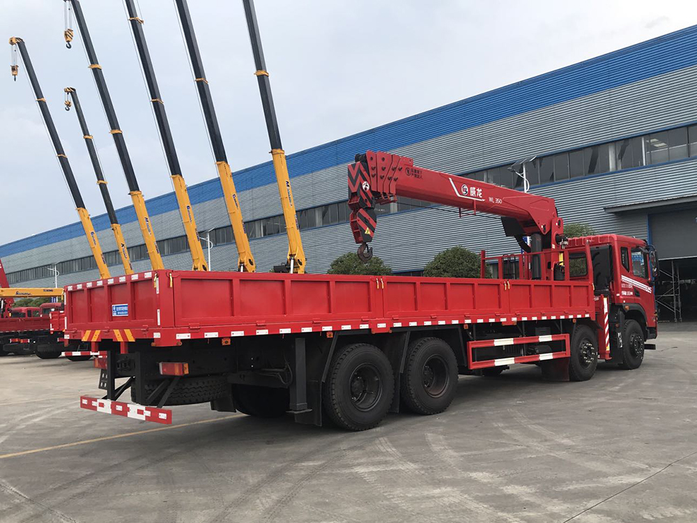 東風華神DV5前四后八威龍14噸5節臂吊機