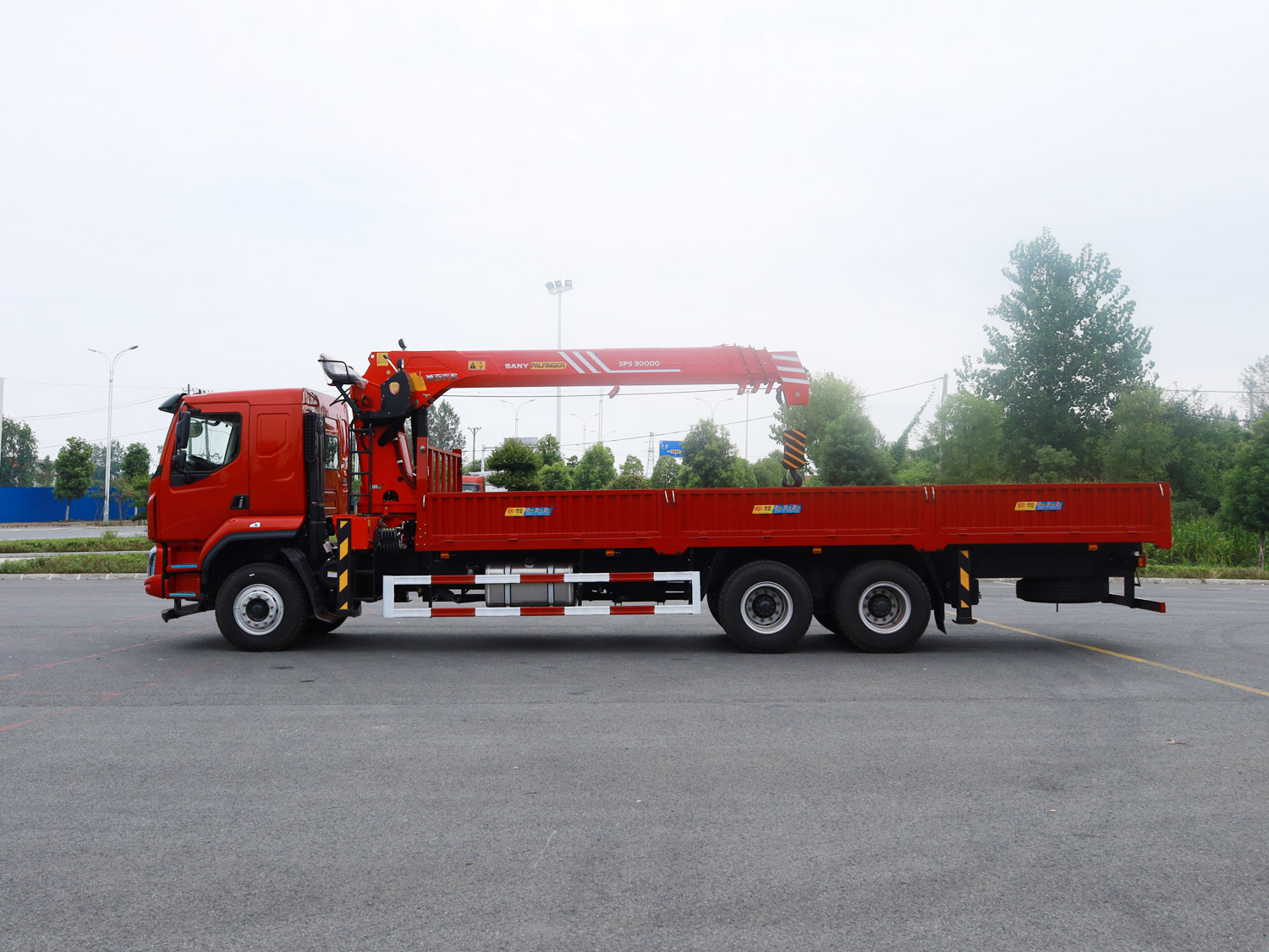 東風柳汽乘龍H5后雙橋三一12噸直臂式吊機隨車吊