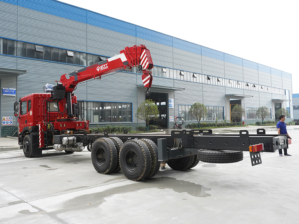 東風T5后雙橋新飛工12噸五節(jié)直臂吊機隨車吊