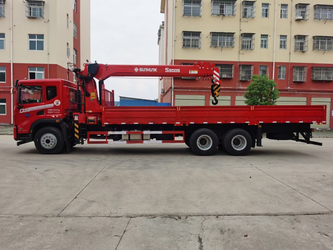 東風(fēng)華神DV5后八輪宏昌天馬12噸五節(jié)臂吊機隨車吊