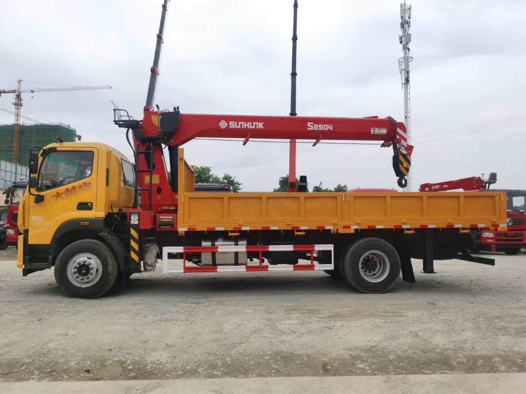 福田大黃蜂單橋宏昌天馬10噸四節(jié)直臂吊機(jī)隨車吊