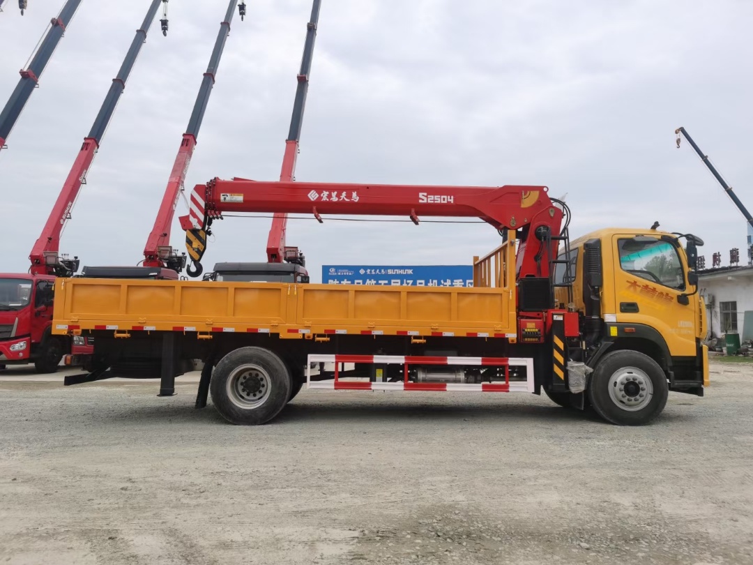 福田大黃蜂單橋宏昌天馬10噸四節(jié)直臂吊機(jī)隨車吊