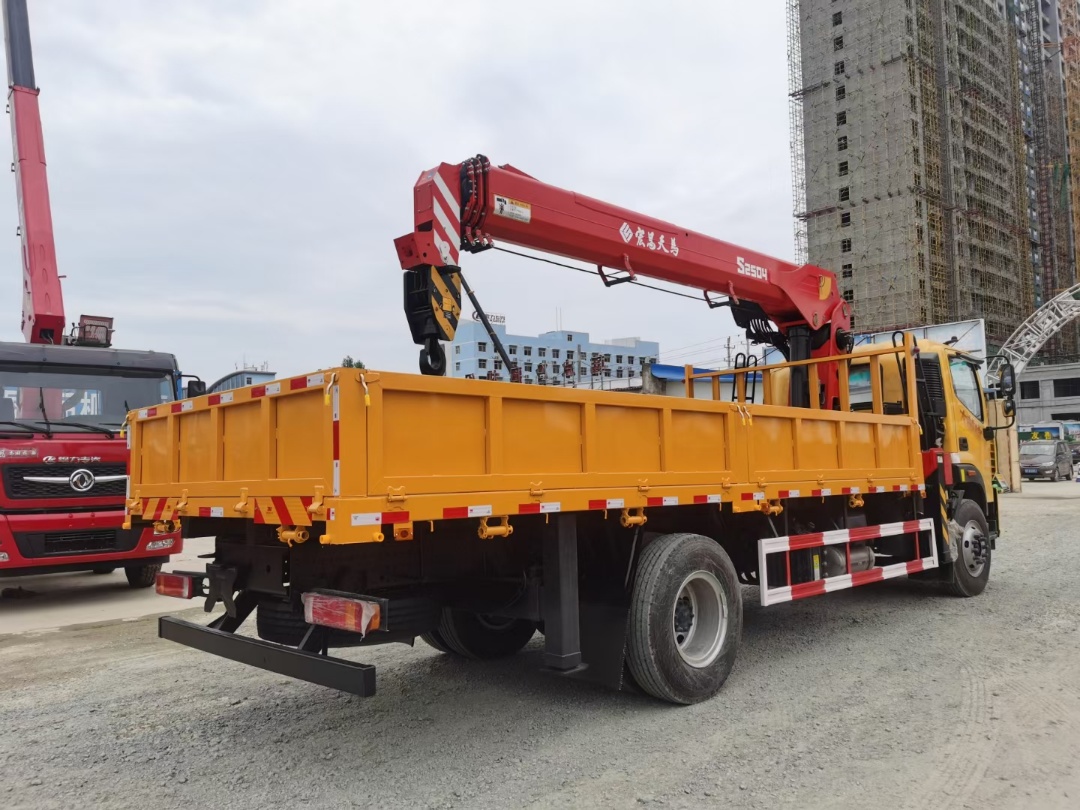 福田大黃蜂單橋宏昌天馬10噸四節(jié)直臂吊機(jī)隨車吊