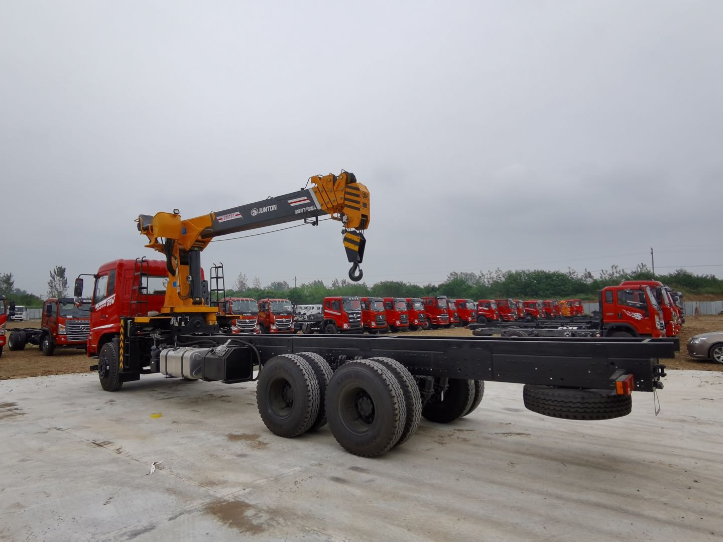 東風暢行D3V后八輪駿通12噸隨車吊