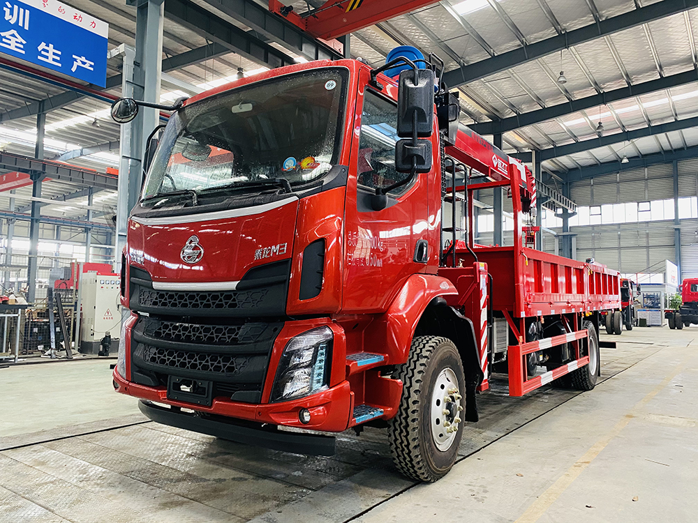 東風柳汽乘龍單橋新飛工8噸四節直臂吊機隨車吊