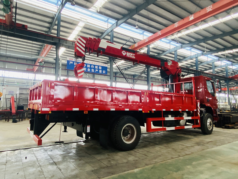 東風柳汽乘龍單橋新飛工8噸四節直臂吊機隨車吊