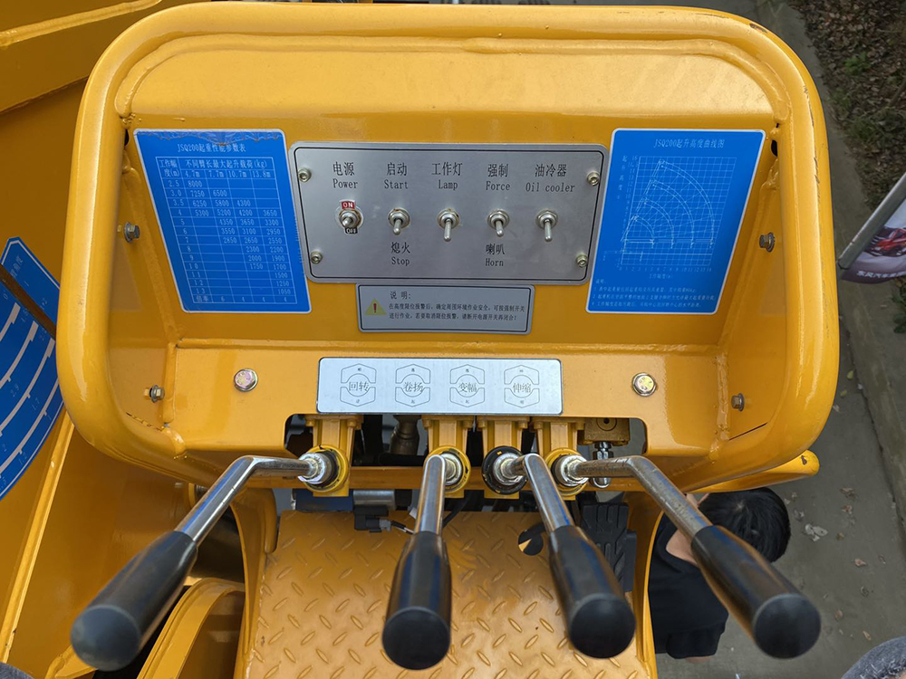 東風(fēng)暢行D1單橋駿通8噸四節(jié)臂吊機隨車吊