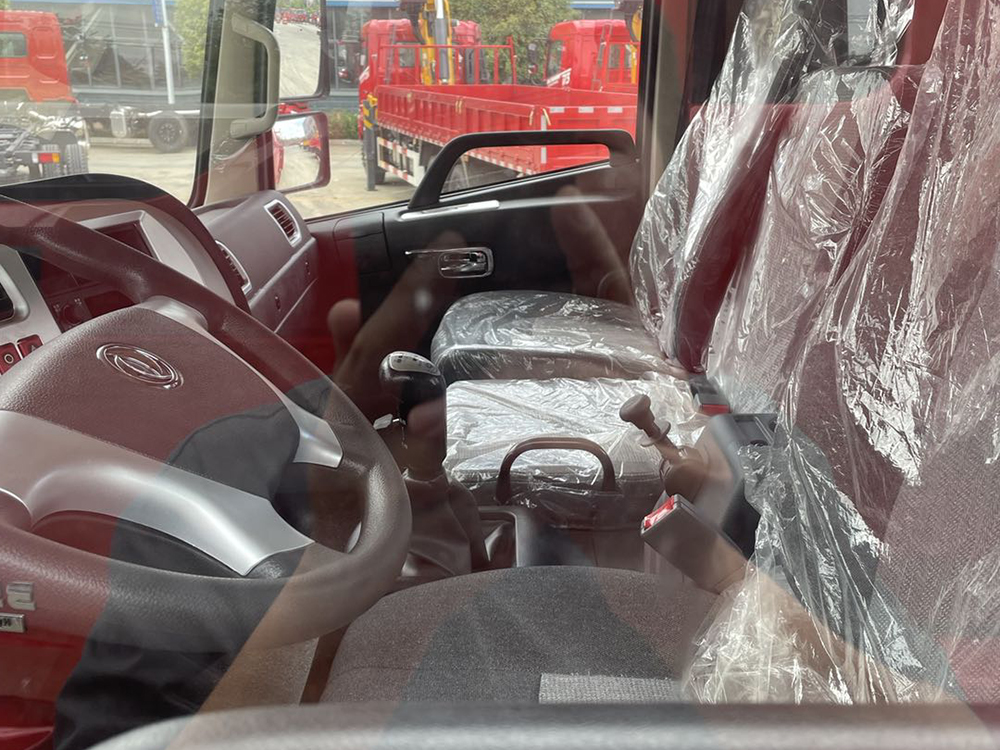 東風暢行D3威龍6.3噸4節臂吊機隨車吊