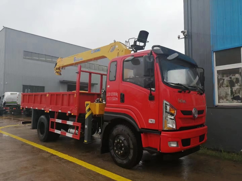 東風暢行D1徐工7噸四節(jié)直臂吊機隨車吊