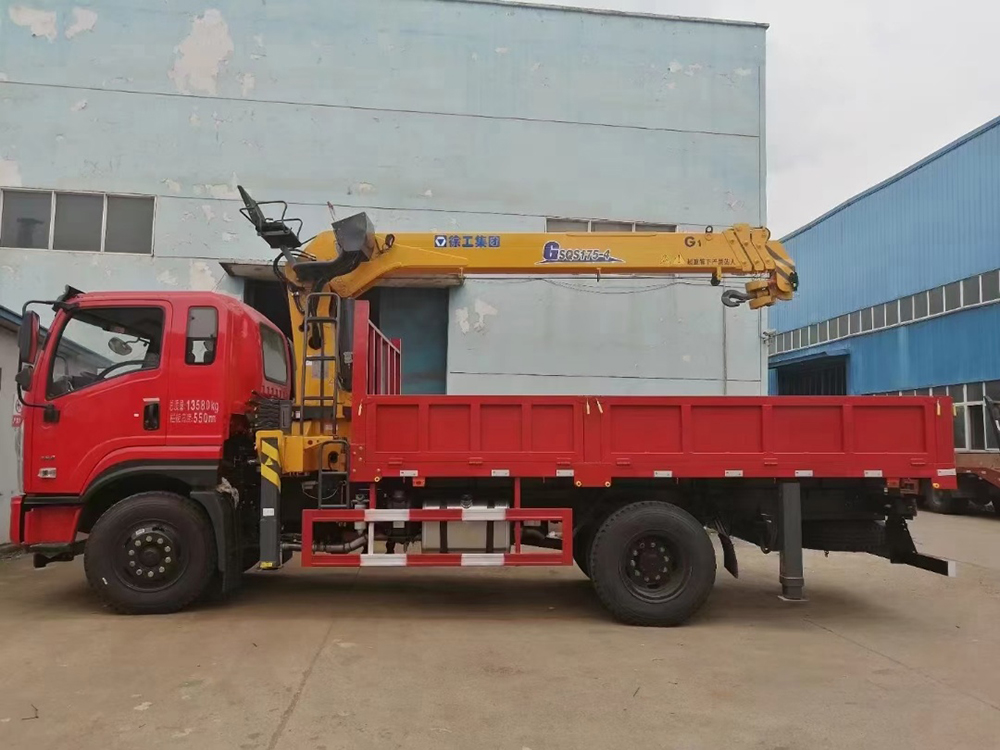 東風暢行D1徐工7噸四節(jié)直臂吊機隨車吊