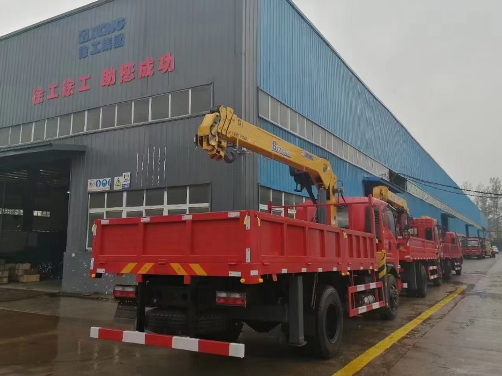 東風暢行D1徐工7噸四節(jié)直臂吊機隨車吊