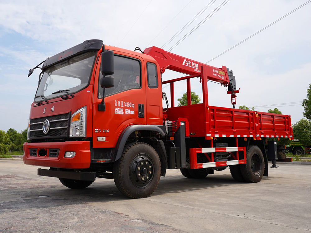 東風單橋長威6.3噸四節直臂吊機隨車吊