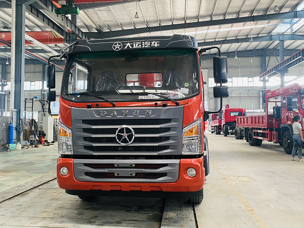 大運小黃牌單橋長威5噸四節直臂吊機隨車吊