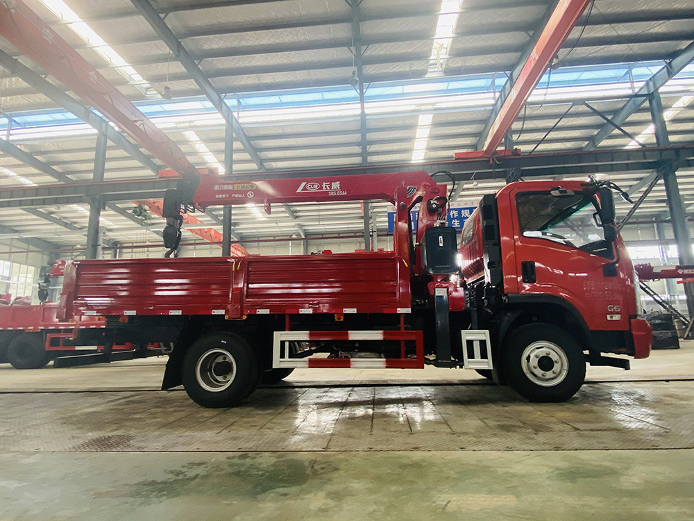 大運小黃牌單橋長威5噸四節直臂吊機隨車吊