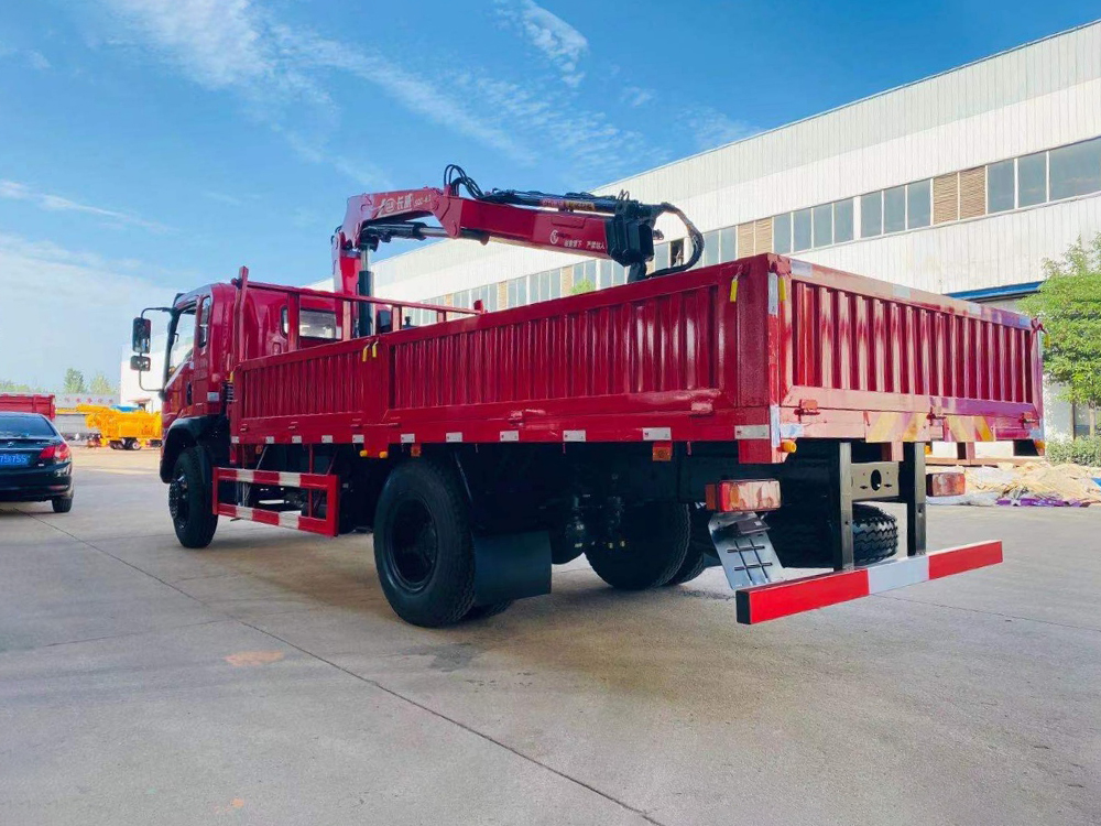 東風D9/12長威6.3噸四節折疊臂隨車吊