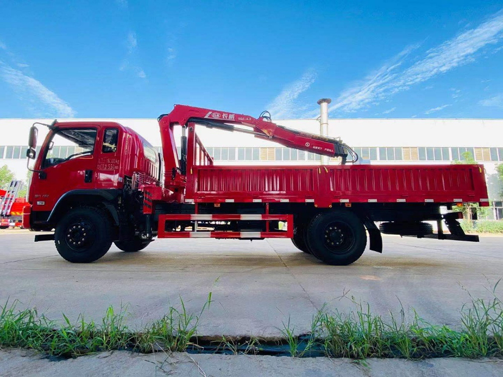 東風D9/12長威6.3噸四節折疊臂隨車吊