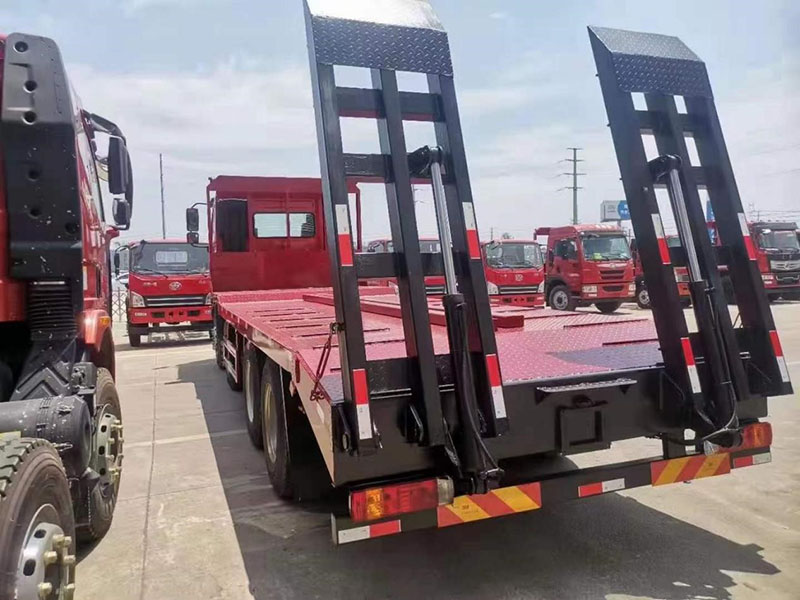 東風(fēng)柳汽前四后八平板運(yùn)輸車