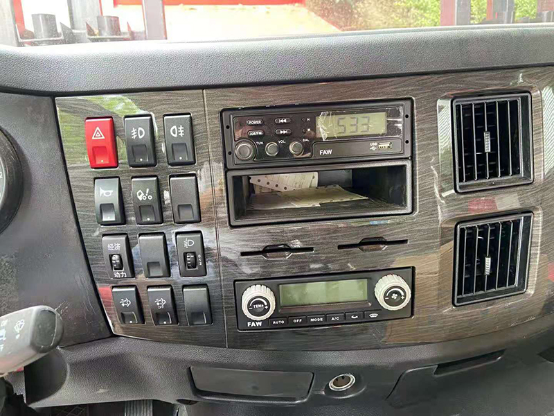 解放J6L牌前四后四平板運(yùn)輸車