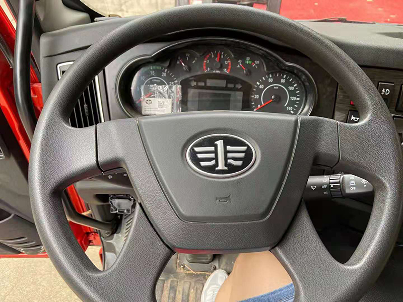 解放J6L牌前四后四平板運(yùn)輸車