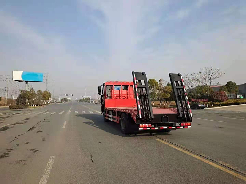 重汽豪沃新款平板運輸車