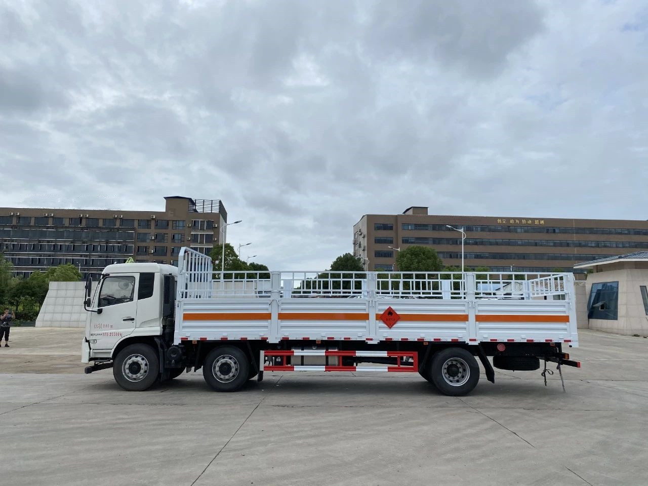 東風天錦前四后四8.6米高欄貨廂氣瓶運輸車