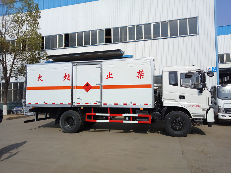 東風6.1米氣體廂式運輸車