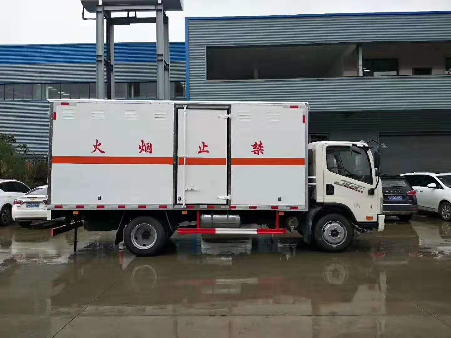 解放5.1米氣瓶廂式運輸車