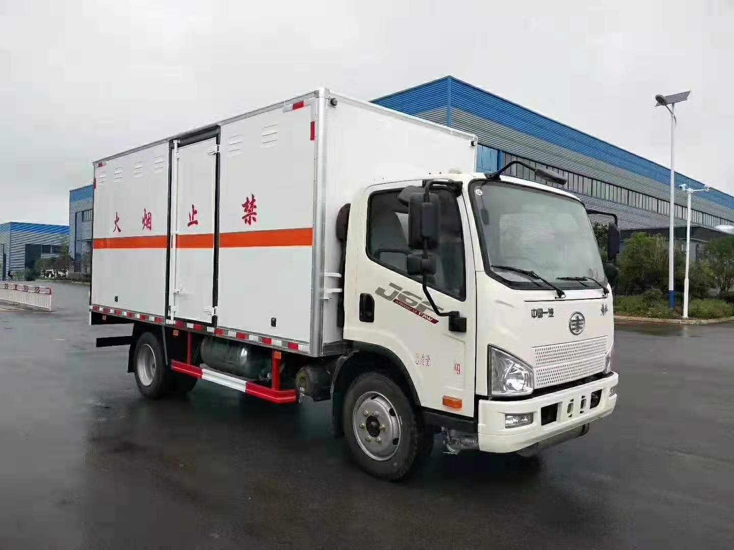 解放5.1米氣瓶廂式運輸車