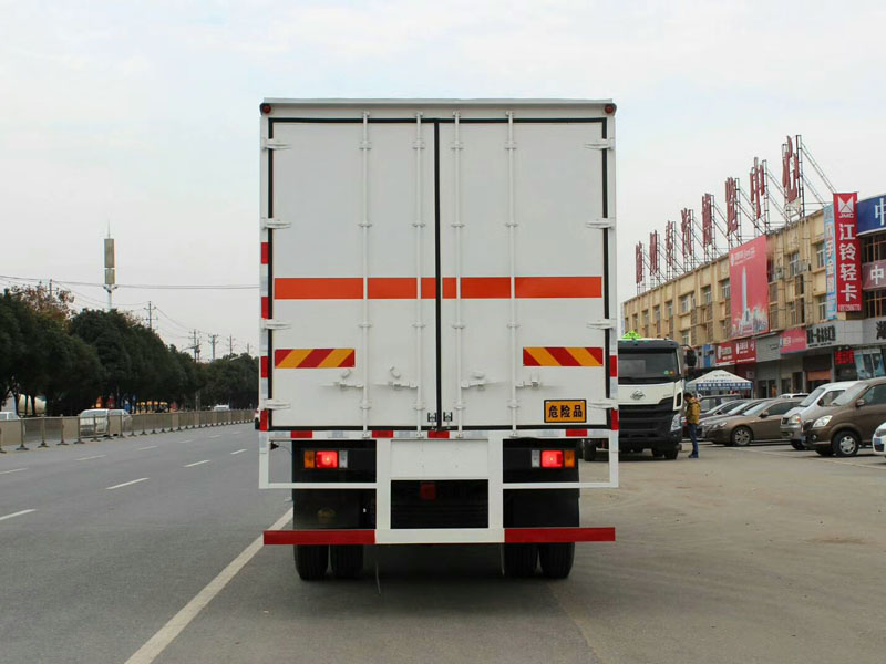 柳汽乘龍6.6米氣體廂式車