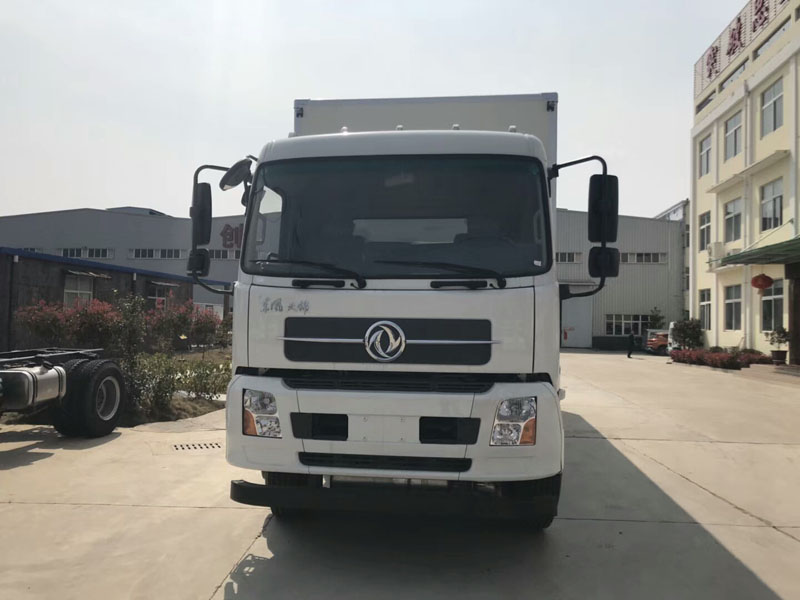 東風天錦8.6米氣體廂式車