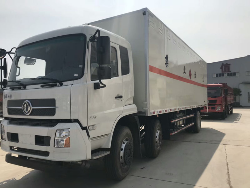 東風天錦8.6米氣體廂式車