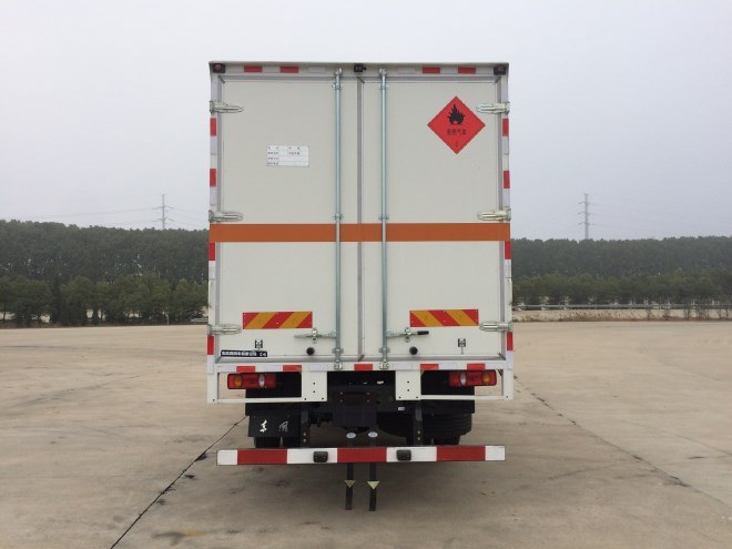 東風天錦8.6米氣體廂式車